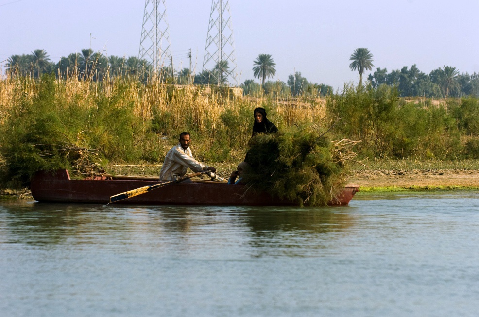 Iraqi Police, Military Police perform joint river patrol, first in Kut