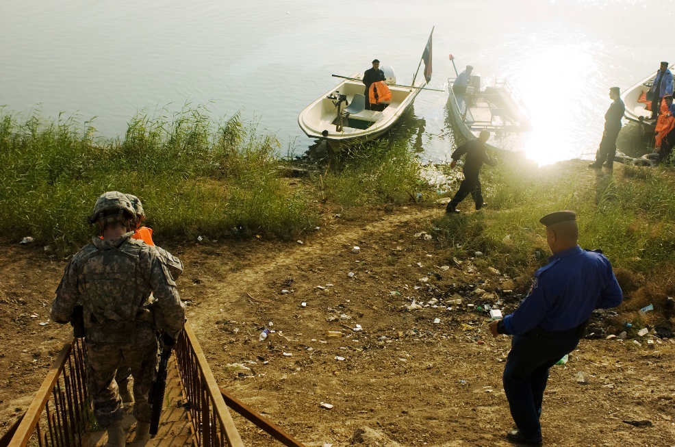 Iraqi Police, Military Police perform joint river patrol, first in Kut