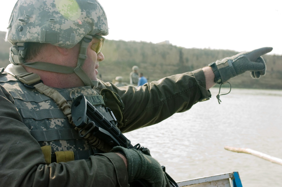 Iraqi Police, Military Police perform joint river patrol, first in Kut