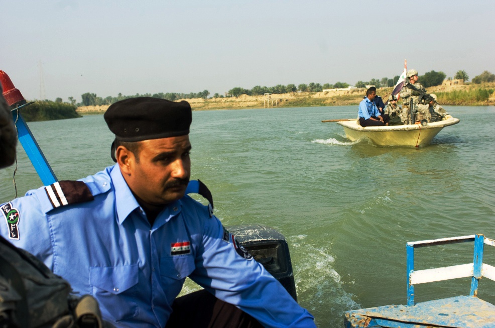 Iraqi Police, Military Police perform joint river patrol, first in Kut