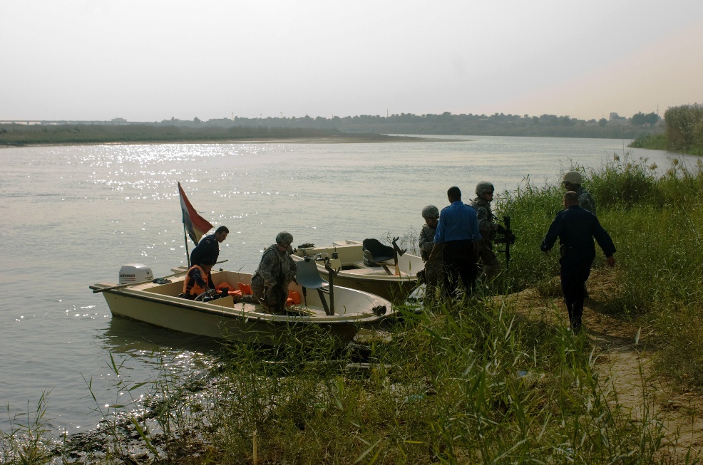 Iraqi Police, Military Police perform joint river patrol, first in Kut