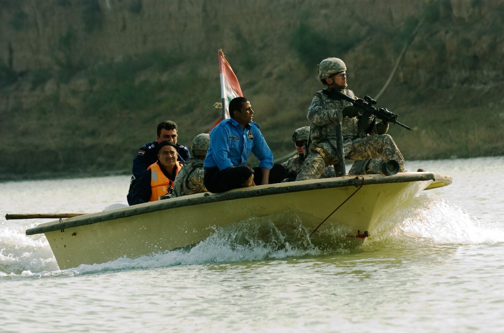 Iraqi Police, Military Police perform joint river patrol, first in Kut