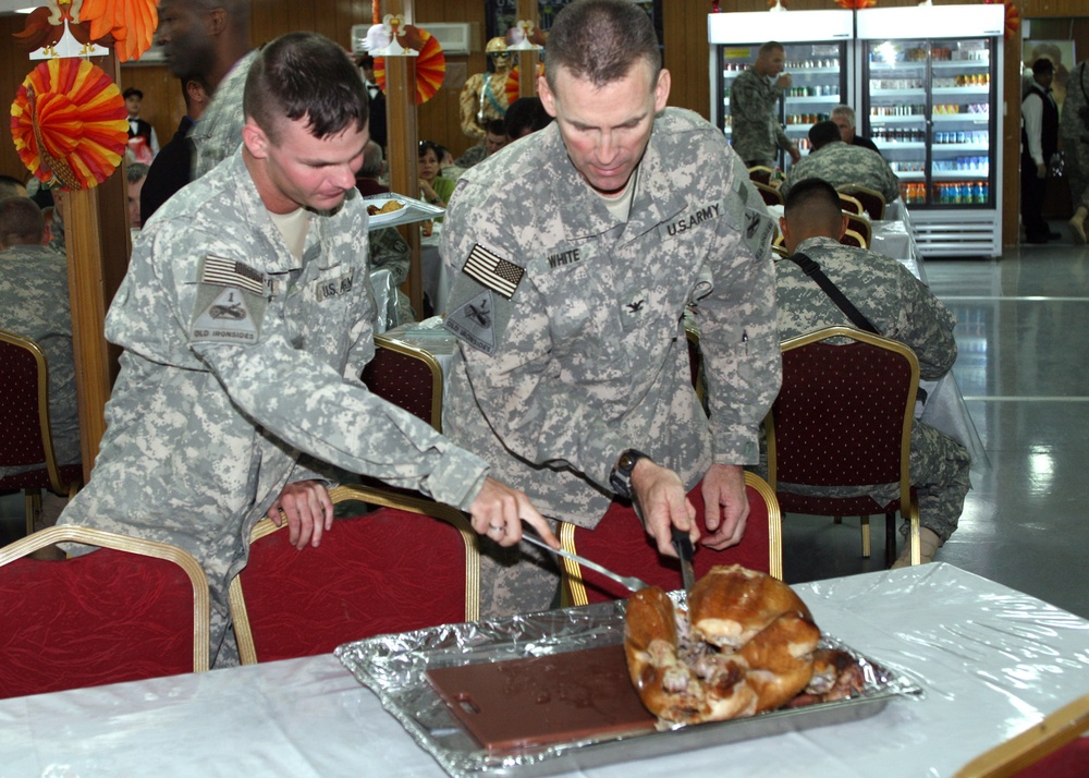 Soldiers give thanks for meal, buddy