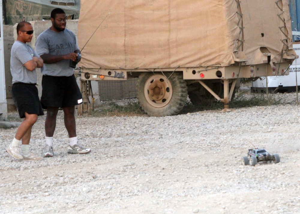 Soldiers give thanks for meal, buddy