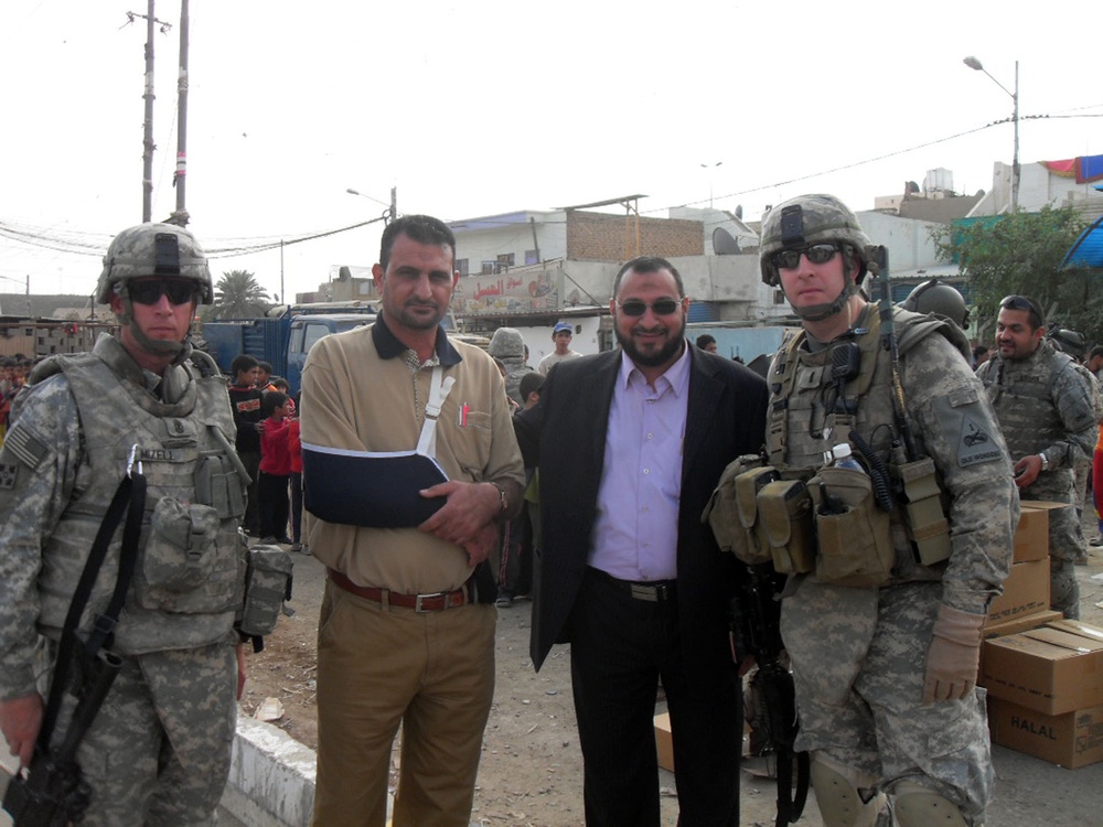 Regulars, Iraqi Army distribute meals to needy families in Sadr City