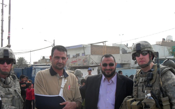 Regulars, Iraqi Army distribute meals to needy families in Sadr City