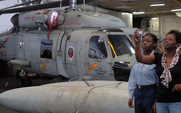 Mother, daughter spend Thanksgiving aboard USS Theodore Roosevelt