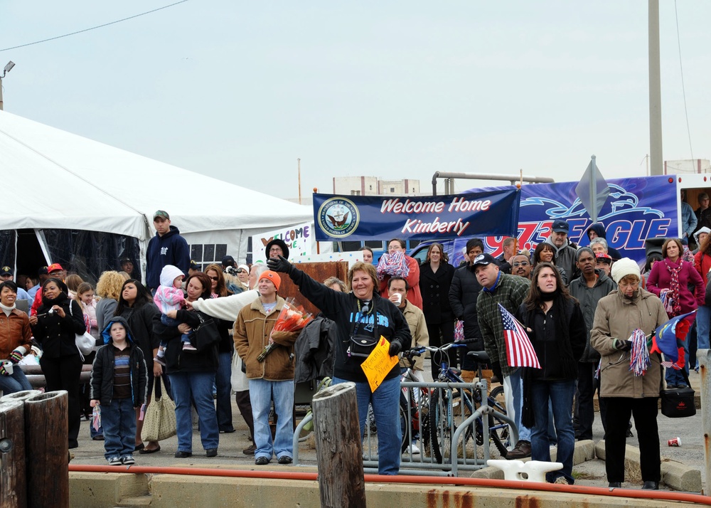 USS Kearsarge arrives