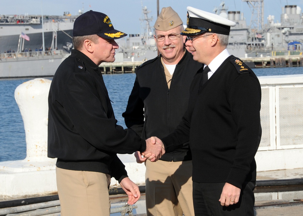 USS Scranton commander meets Canadian officer