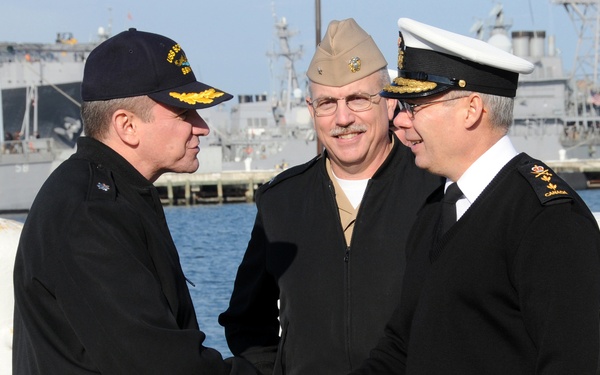 USS Scranton commander meets Canadian officer