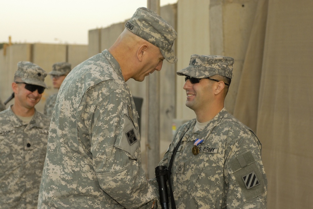 3rd Battalion, 7th Infantry Regiment Soldier receives Soldier's Medal from Iraq's top commander