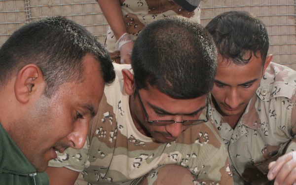 Iraqi Soldiers Receive Combat Lifesaver Course - Navy Medical Team Conducts training with Iraqi Soldiers