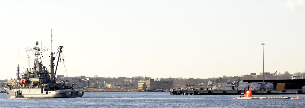 USNS Grasp Tows Submarine