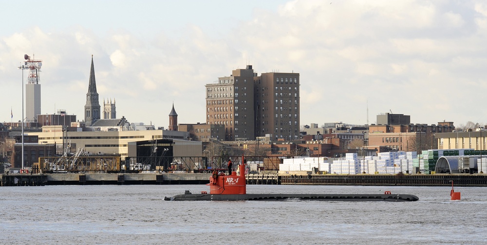 USNS Grasp tows submarine