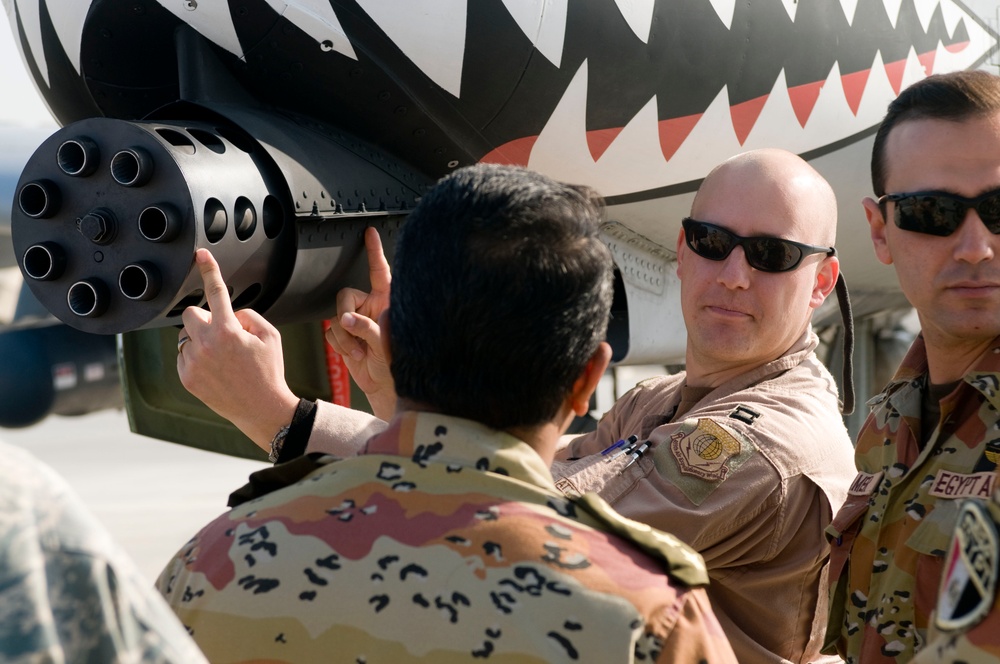 Egyptians Tour Fighters, Learn About American Air Power