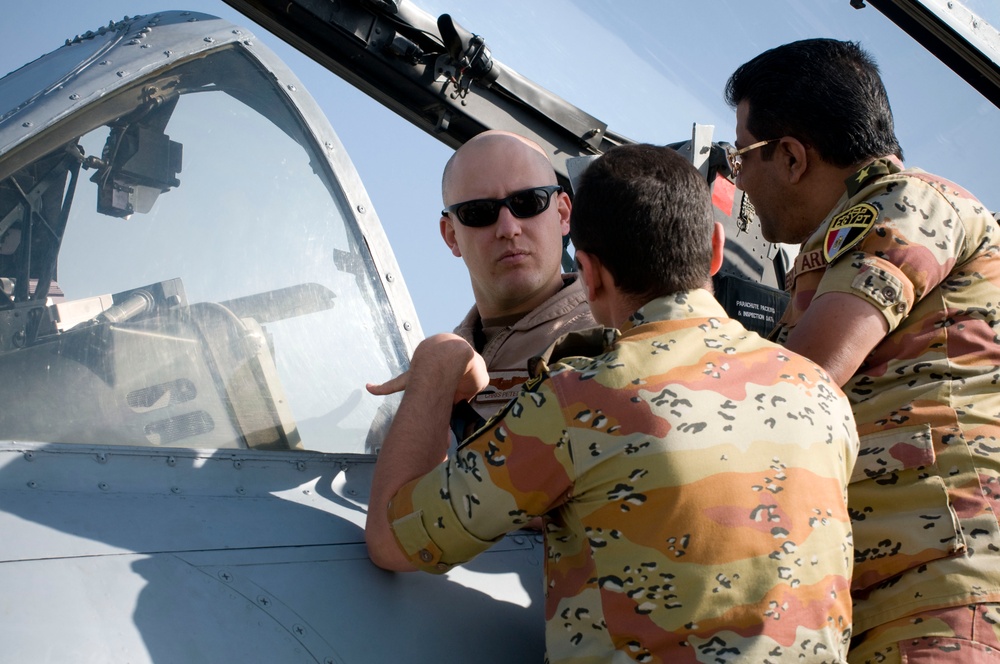 Egyptians Tour Fighters, Learn About American Air Power