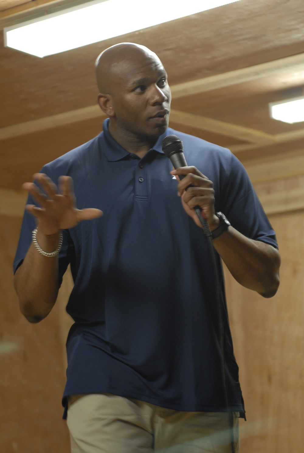 Comic performs for full house of fellow Soldiers