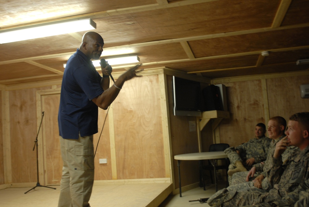 Comic performs for full house of fellow Soldiers