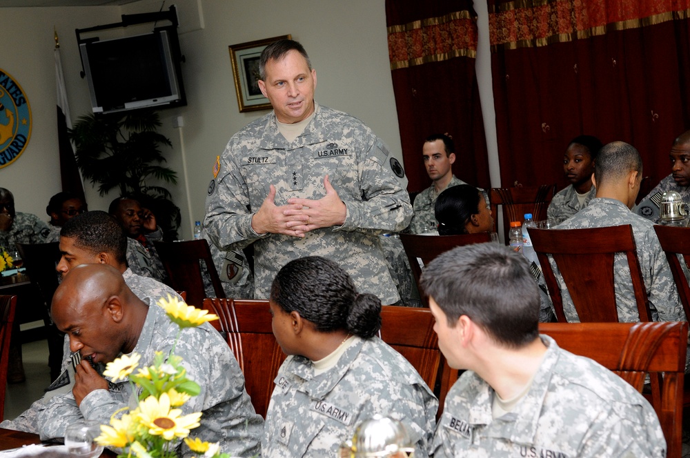 Reserve general visits Soldiers in Qatar