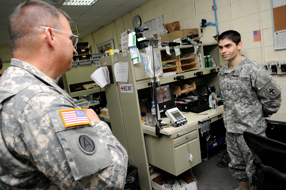 Reserve general visits Soldiers in Qatar