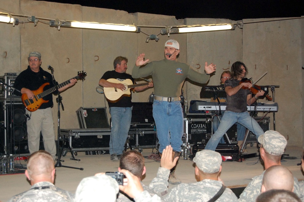 Aaron Tippin entertains troops in Iraq