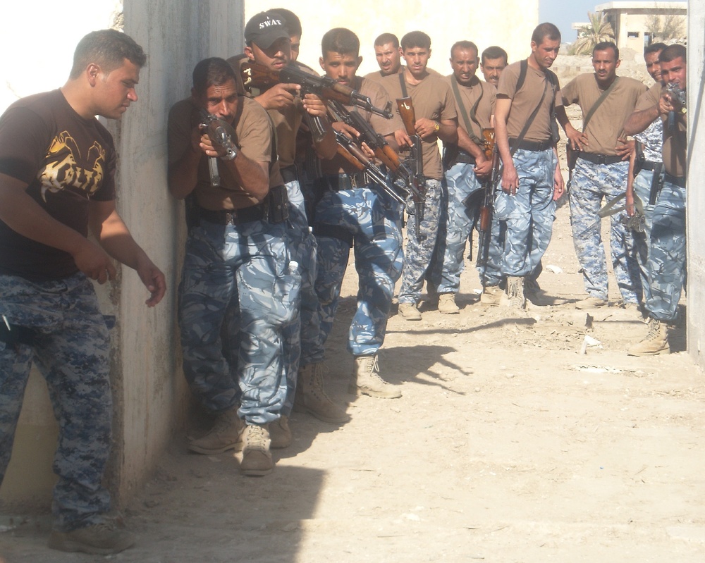 Dhi Qar Iraqi Police learning how to guard VIP's