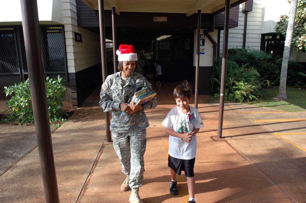 209th Aviation Support Battalion shares reading time with Kipapa Elementary