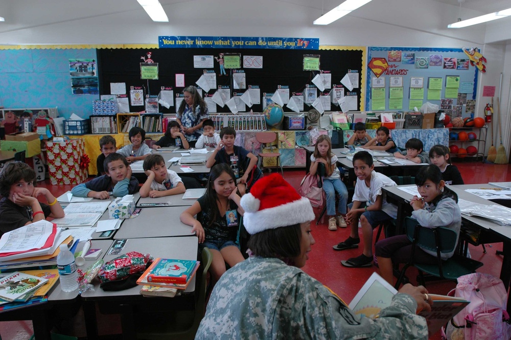 209th Aviation Support Battalion shares reading time with Kipapa Elementary