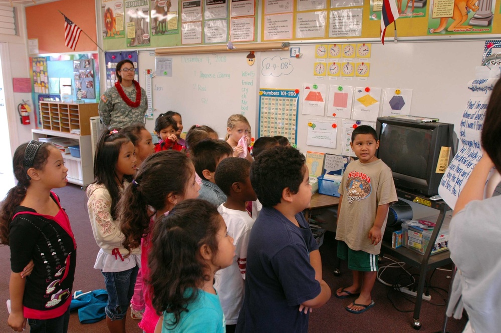 209th Aviation Support Battalion shares reading time with Kipapa Elementary