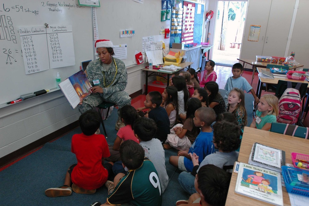 209th Aviation Support Battalion shares reading time with Kipapa Elementary