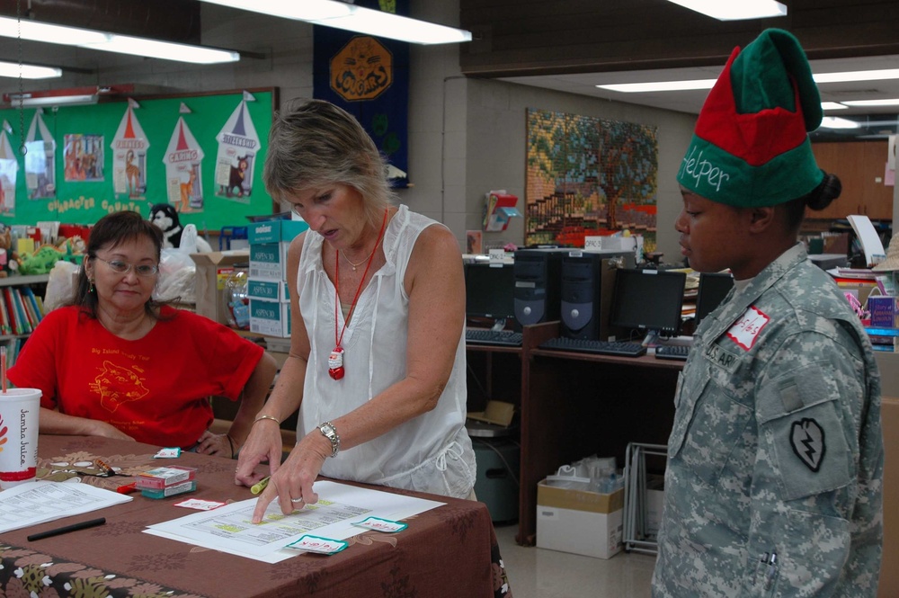 209th Aviation Support Battalion shares reading time with Kipapa Elementary