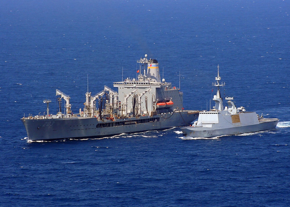 USNS Laramie, Courbet conduct replenishment at sea