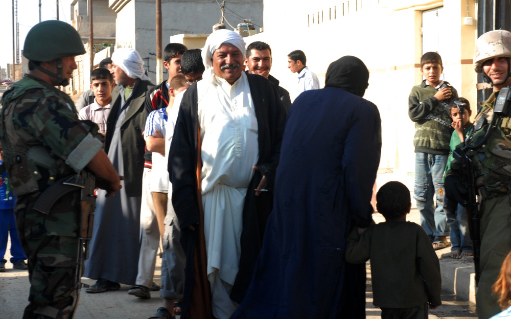 Iraqi army helps the community