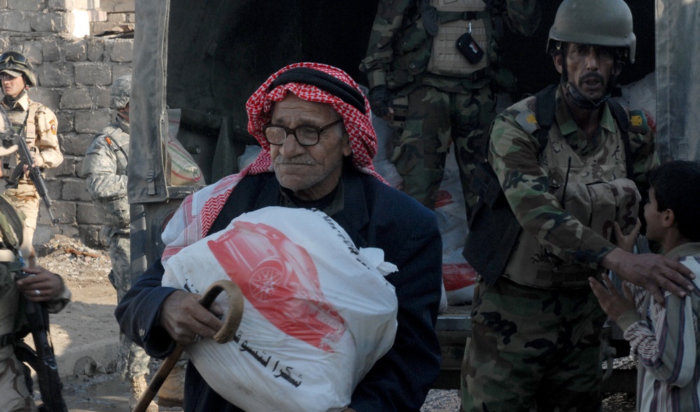 Iraqi army helps the community