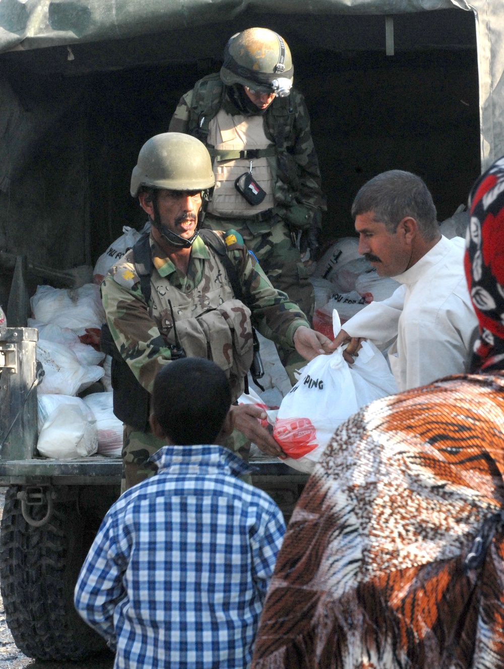 Iraqi army helps the community