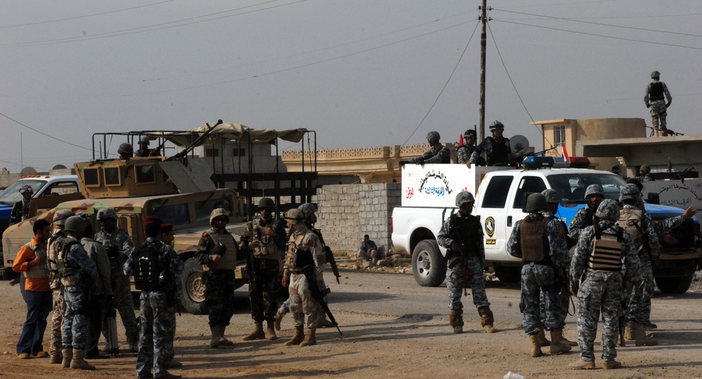 Iraqi Army Deliver Schools Supplies to Al Sahaba School