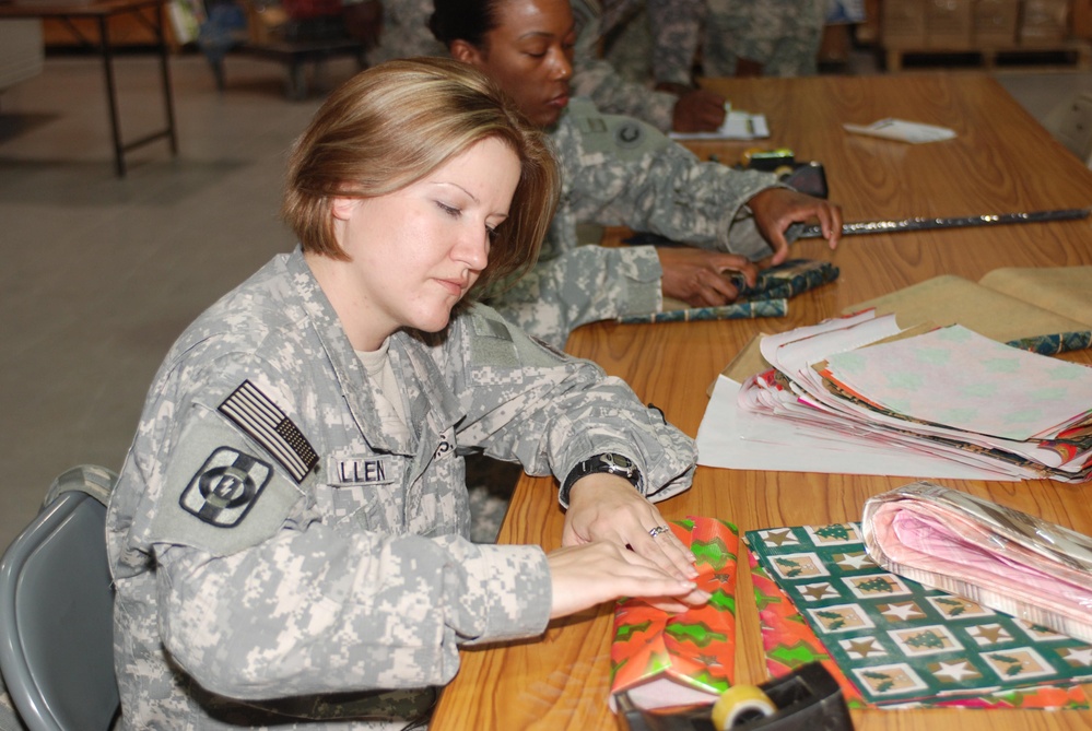 1st Sustainment Command Wrap Gifts