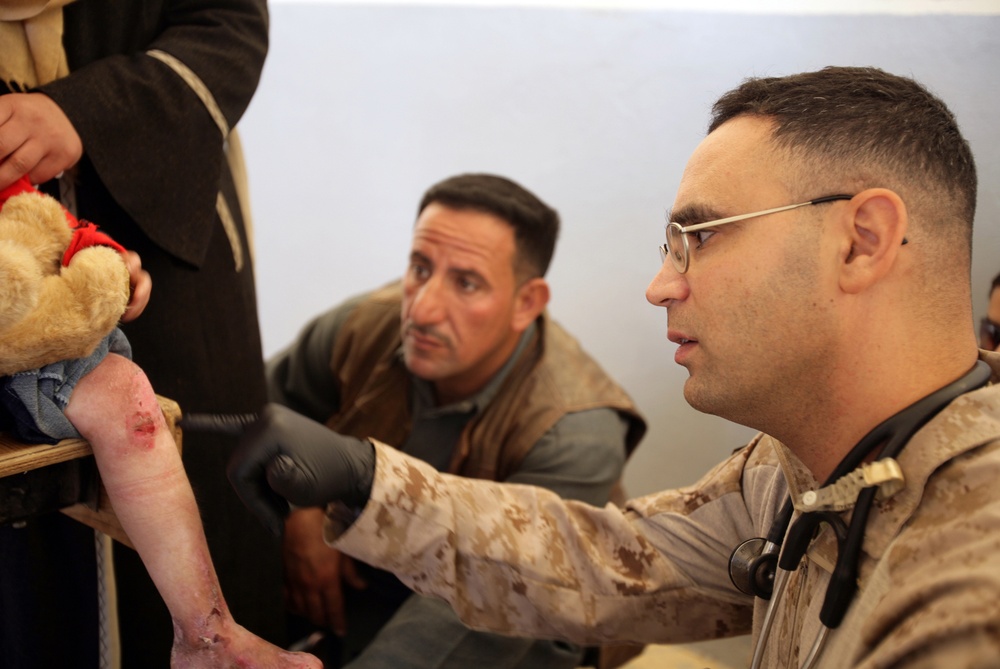3rd Marine Aircraft Wing (Forward) Marines and Sailors Spend Thanksgiving in Iraqi Village