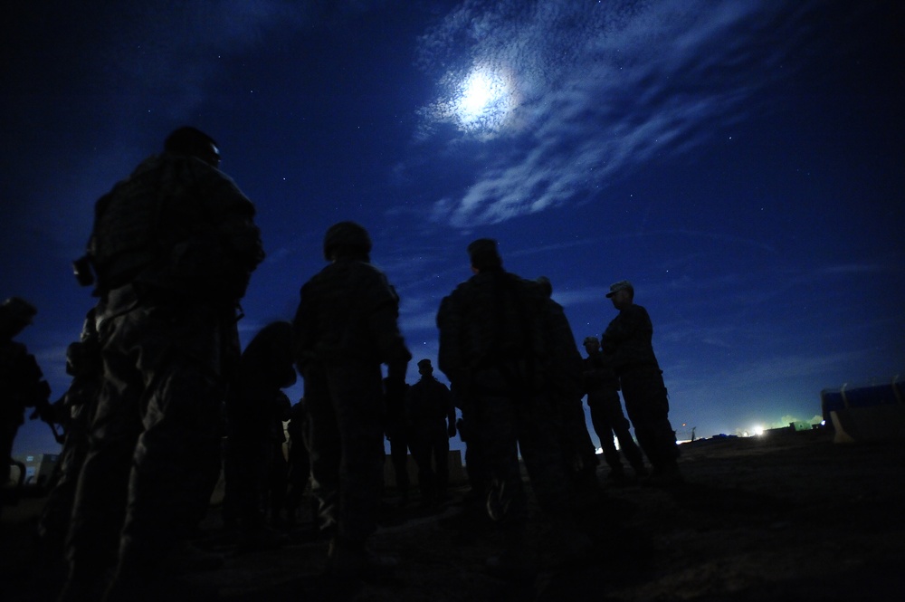 Soldiers Traverse Air Force improvised explosive device Range