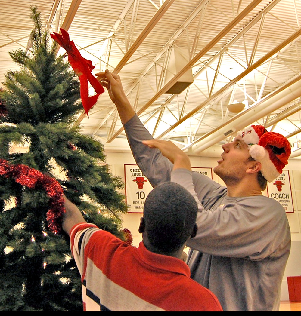 Chicago USO, Bulls Team Up at Holiday Party