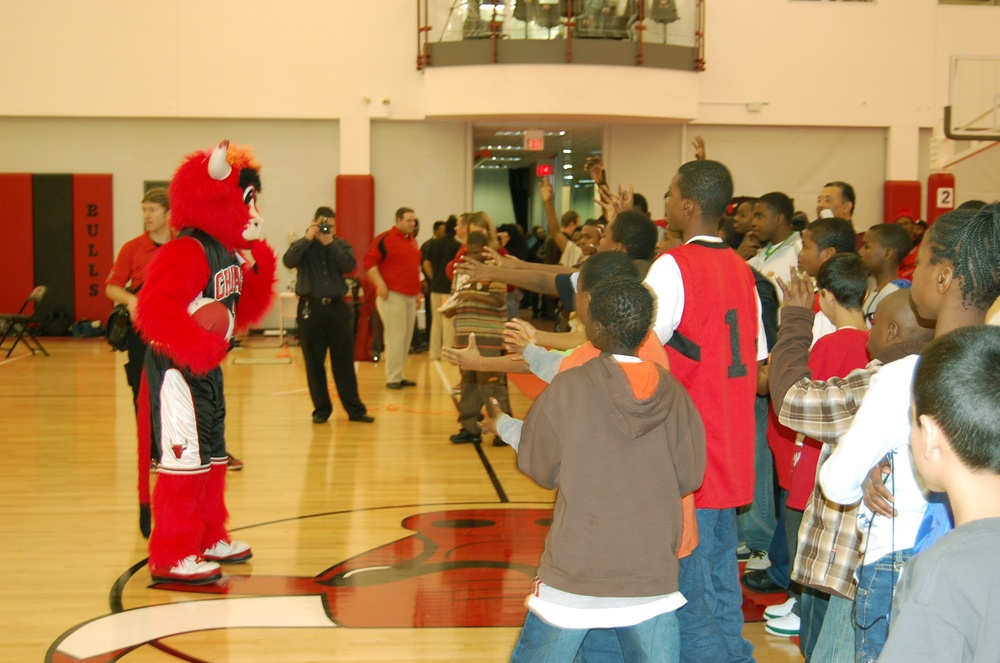 Chicago USO, Bulls Team Up at Holiday Party