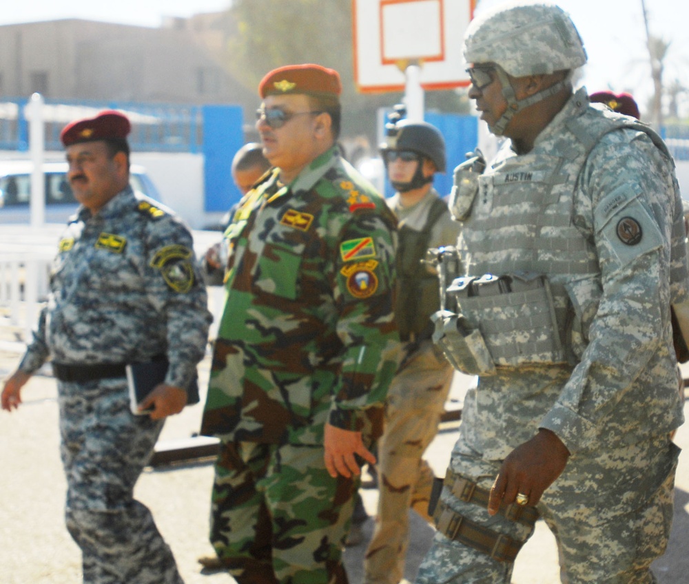 Multi-National Corps - Iraq Commanding General visits Combat Outpost War Eagle