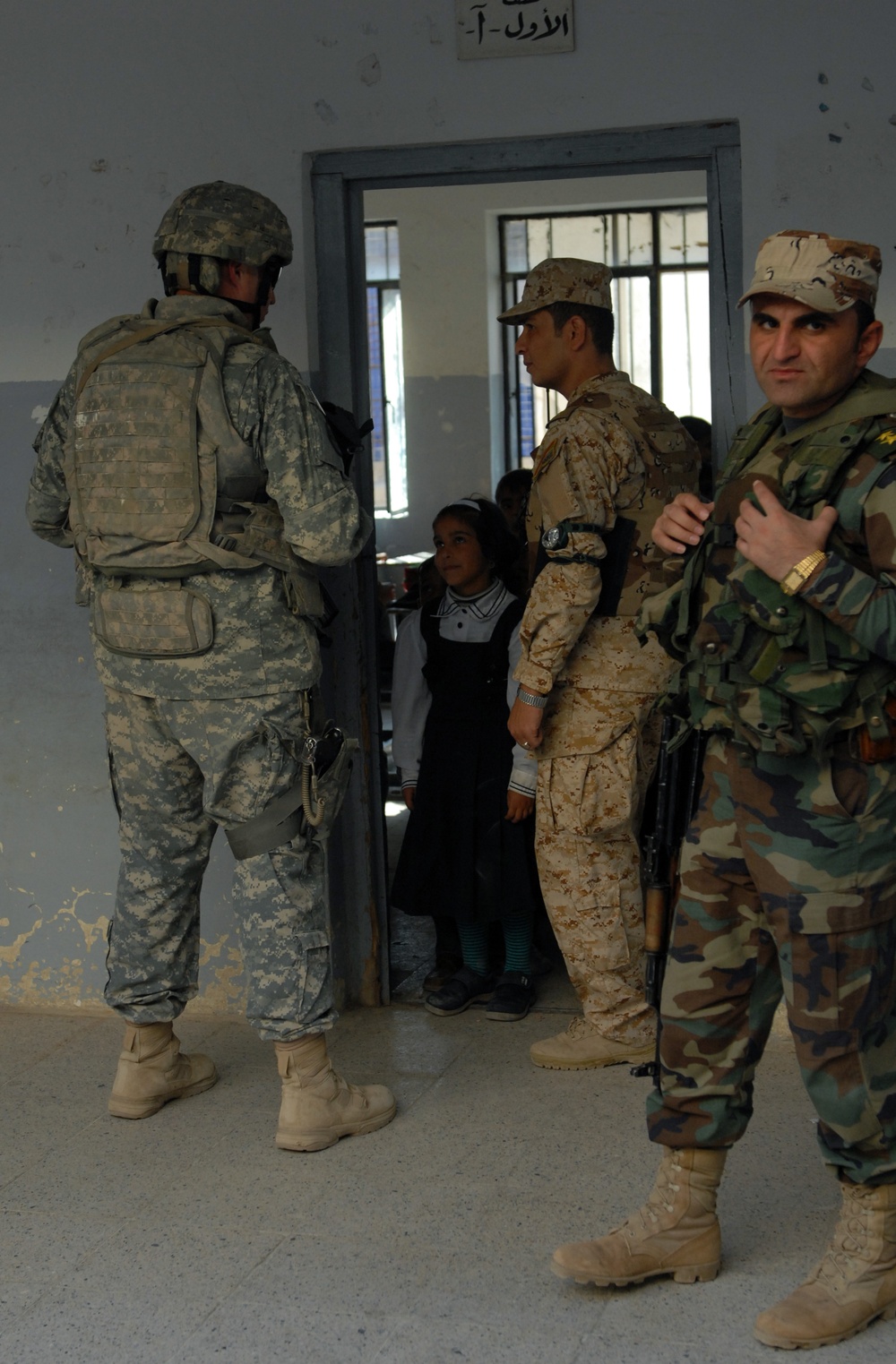 Iraqi army deliver schools supplies to Al Sahaba School