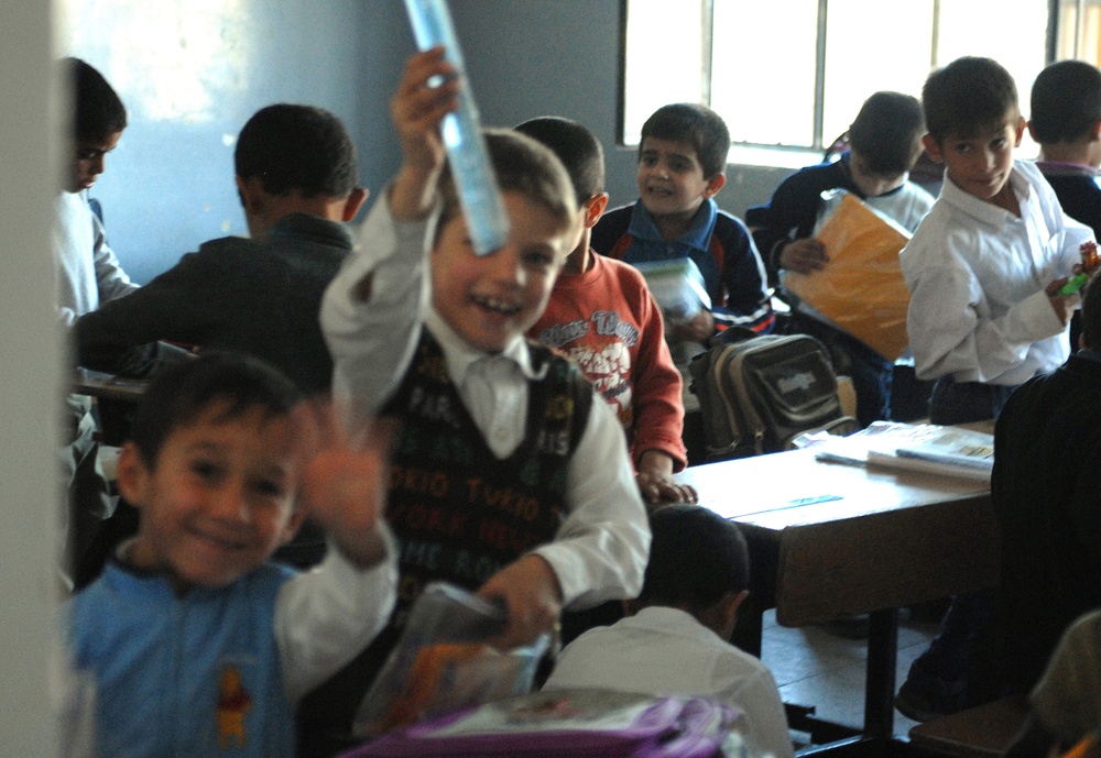 Iraqi army deliver schools supplies to Al Sahaba School