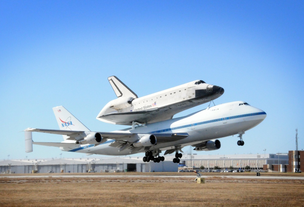 Space shuttle Endeavour arrives in Fort Worth