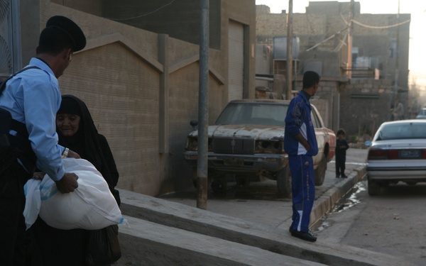 Marines support Iraqi police with aid operation