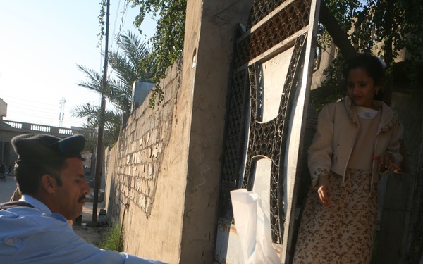 Marines support Iraqi police with aid operation