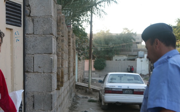 Marines Support Iraqi Police With Aid Operation