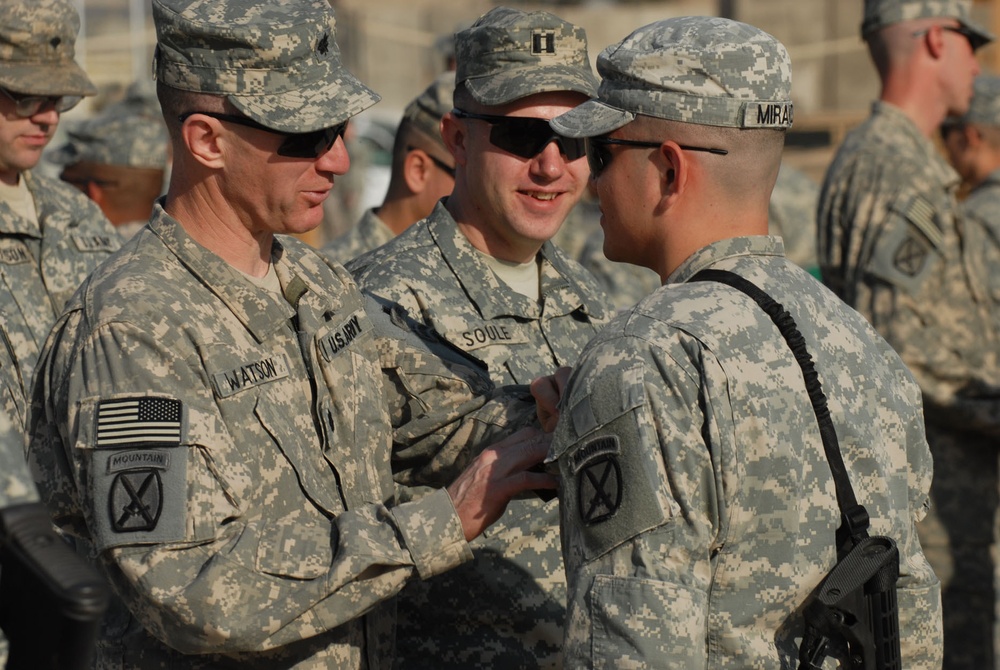 'Warrior' command team presents Soldiers of 2nd Battalion, 4th Infantry Regiment with Awards