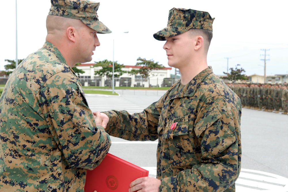 Recon Marines From Okinawa Receive Bronze Stars With 'V' for Valor